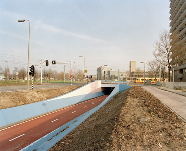 822647 Gezicht op het nieuwe fietspad en de nieuwe fietstunnel onder het Europaplein te Utrecht vanuit de Beneluxlaan; ...